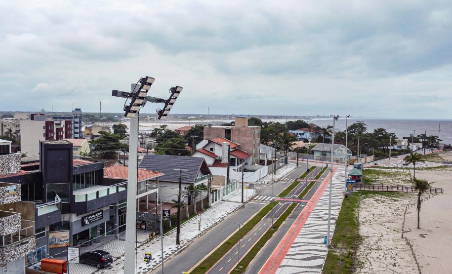 Foto de superpostes já instalados na orla de Matinhos