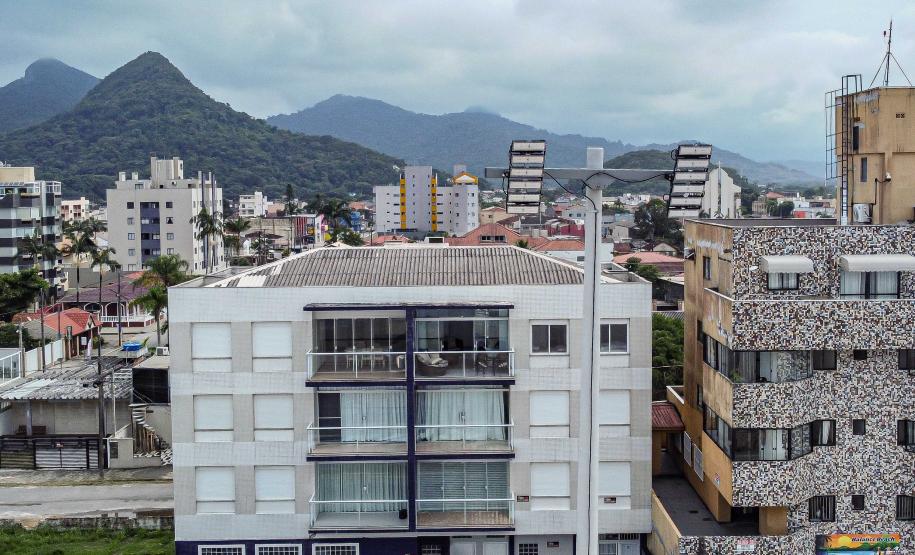 Foto de superpostes já instalados na orla de Matinhos