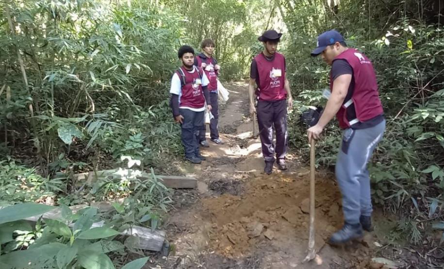 Foto de voluntários participando da ação de conservação