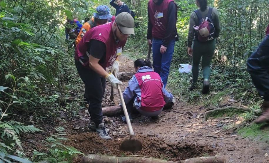 Foto de voluntários participando da ação de conservação
