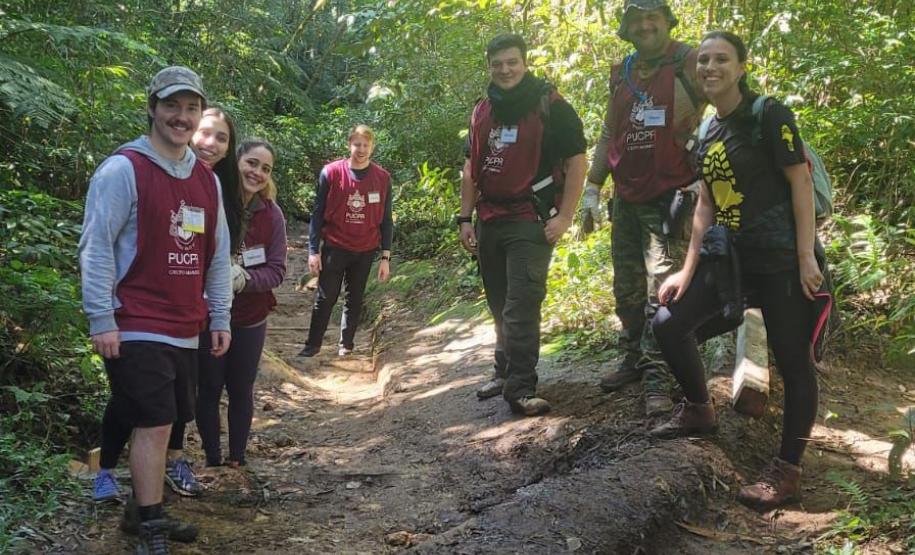 Foto de voluntários participando da ação de conservação