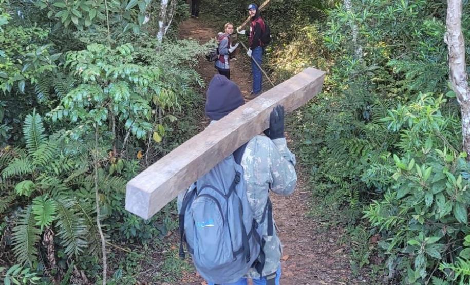 Foto de voluntários participando da ação de conservação