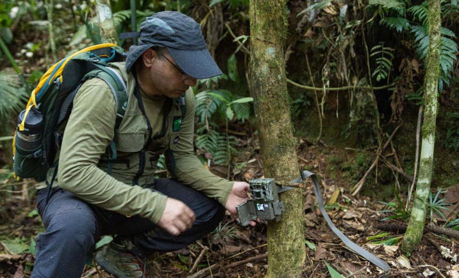 TÉCNICO INSTALANDO EQUIPAMENTO