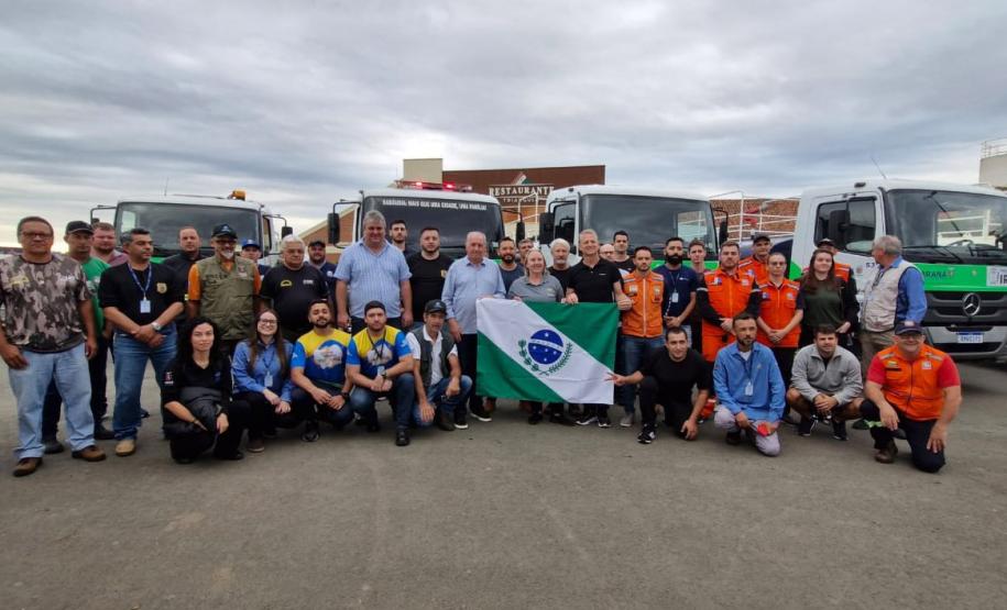 VOLUNTARIOS POSANDO PARA FOTO