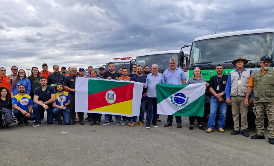 VOLUNTARIOS POSANDO PARA FOTO