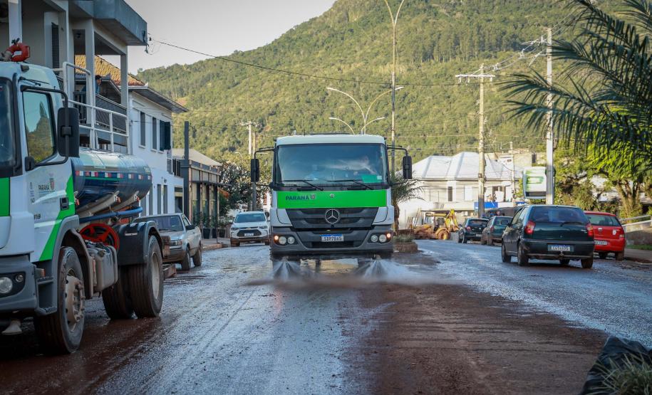 caminhão do IAT limpando rua
