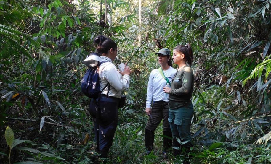 TÉCNICOS INSTALANDO EQUIPAMENTO