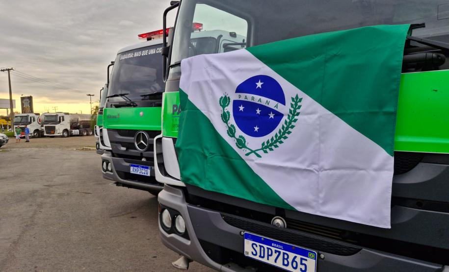 CAMINHÃO COM A BANDEIRA DO PARANÁ