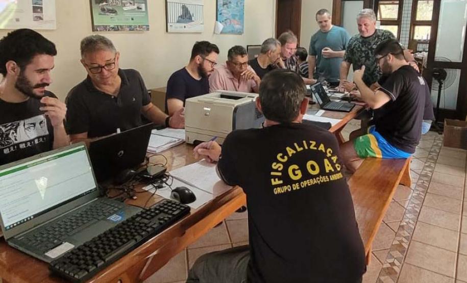 TÉCNICOS E FISCAIS DO IAT FAZENDO MONITORAMENTO VIRTUAL