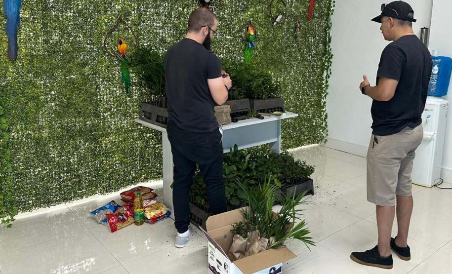 AGENTES DO IAT ORGANIZANDO DONATIVOS