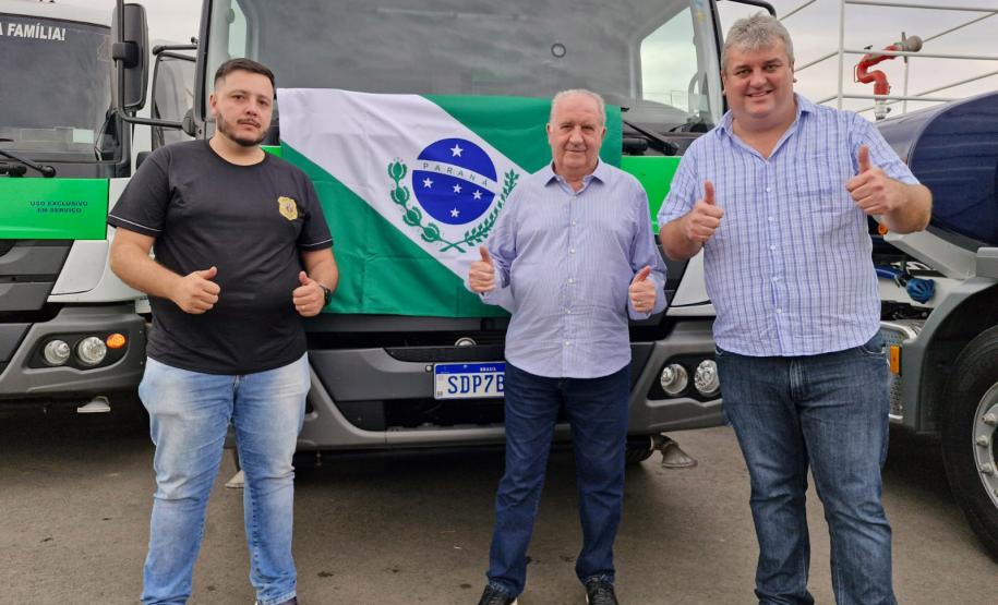 VOLUNTARIOS POSANDO PARA FOTO