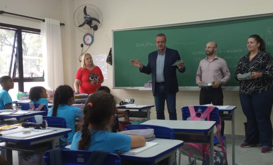 Secretário Everton Souza, servidores da outorga do IAT e crianças da escola Irmãos Rebouças