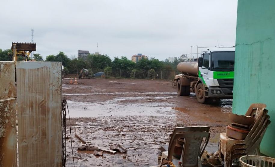 CAMINHÃO AO LADO DE ÁREA LIMPA
