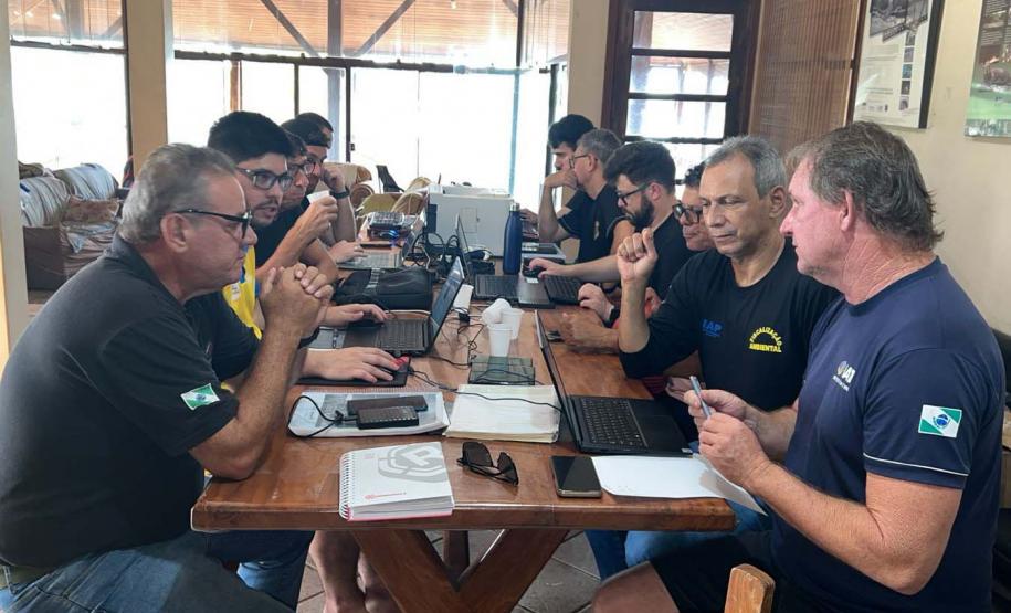 TÉCNICOS E FISCAIS DO IAT FAZENDO MONITORAMENTO VIRTUAL