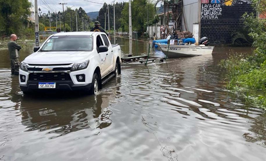 VEÍCULO E BARCO DO IAT EM LOCAL DE ENCHENTE