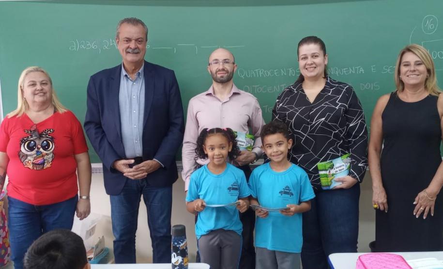 Secretário Everton Souza, servidores da outorga do IAT e crianças da escola Irmãos Rebouças