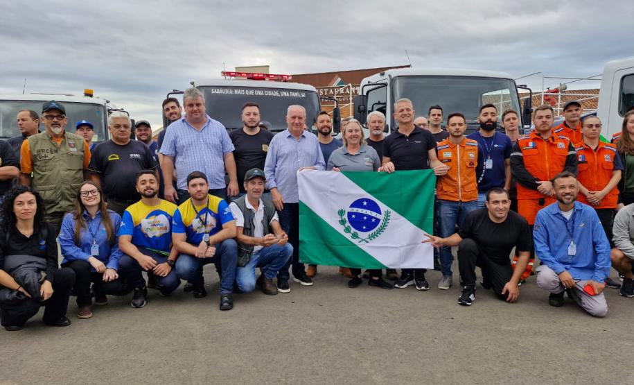 VOLUNTARIOS POSANDO PARA FOTO
