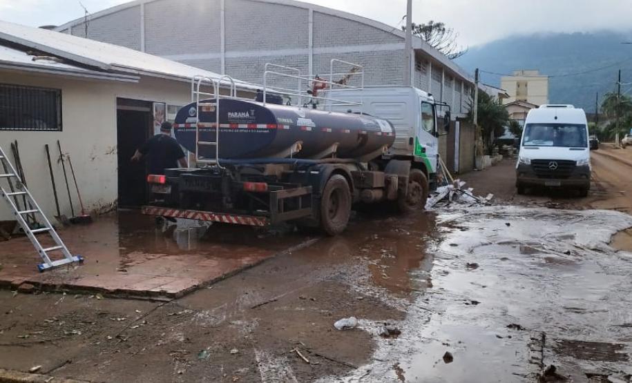 CAMINHÃO PIPA EM MEIO AOS ESFORÇOS