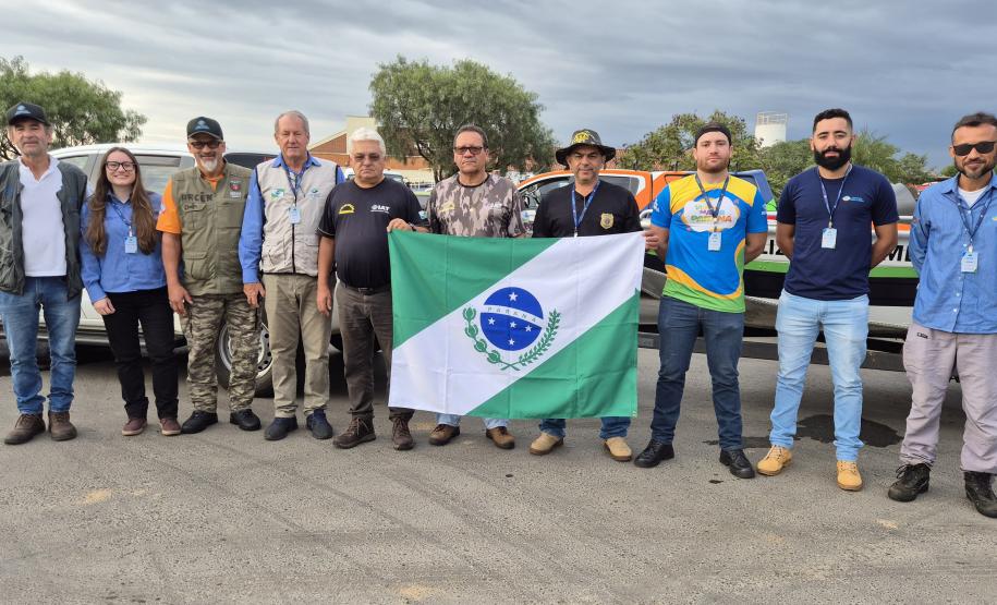 VOLUNTARIOS POSANDO PARA FOTO