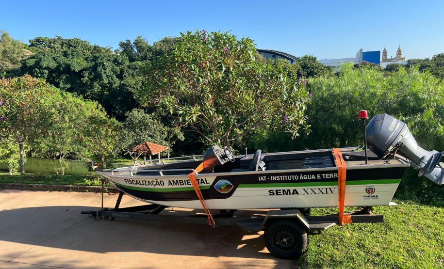 UM BARCO EM TERRA FIRME