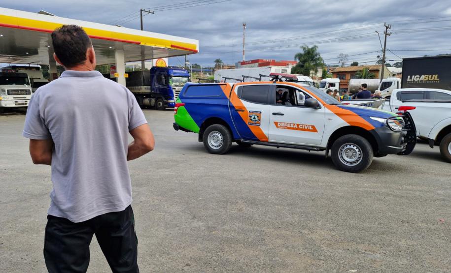 VOLUNTARIO OBSERVANDO CARRO OFICIAL