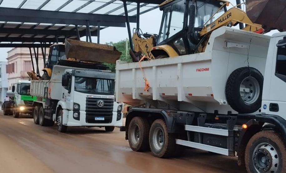 CAMINHÕES TRANSPORTANDO TRATORES