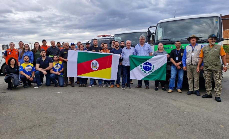 VOLUNTARIOS POSANDO PARA FOTO
