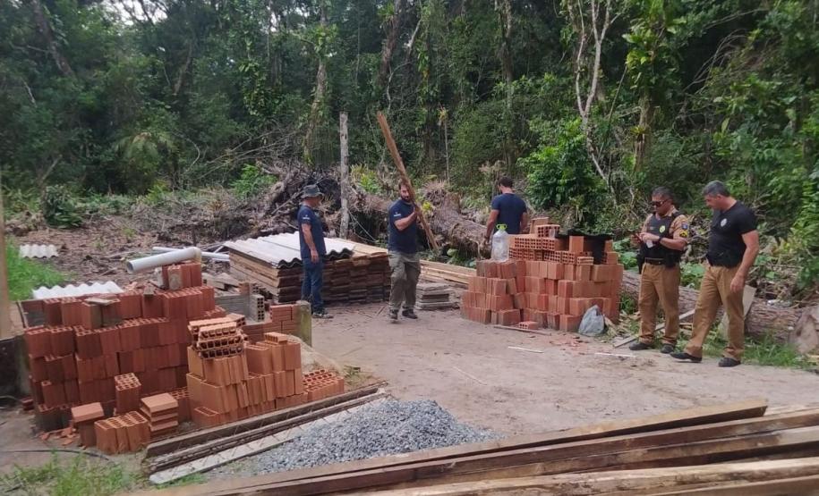 FISCAIS EM ÁREA DESMATADA