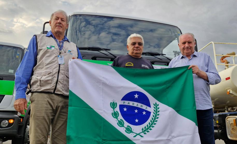 VOLUNTARIOS POSANDO PARA FOTO
