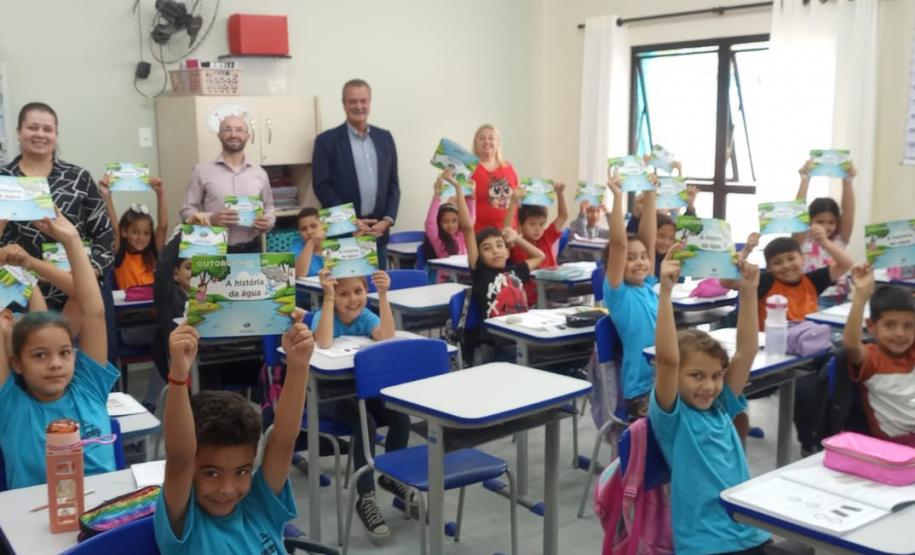 Secretário Everton Souza, servidores da outorga do IAT e crianças da escola Irmãos Rebouças