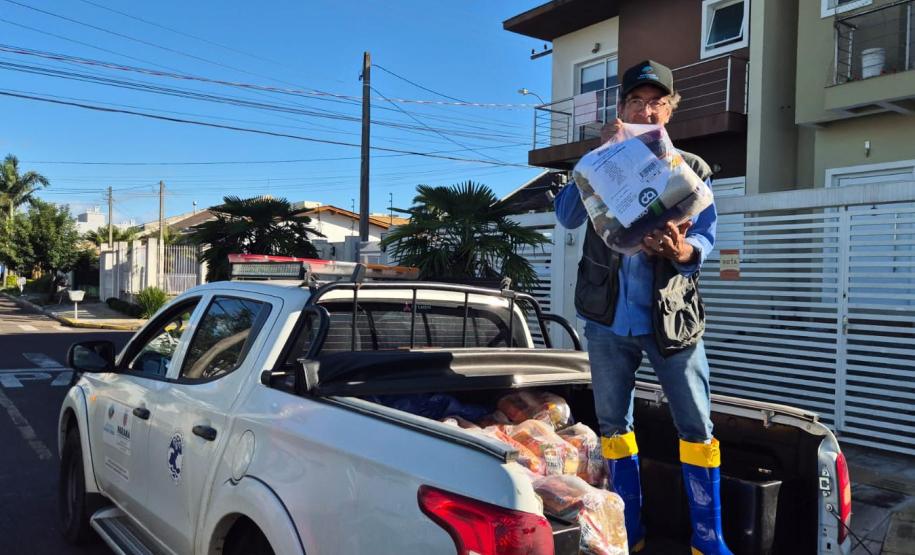 servidor voluntários em ação na entrega de donativos