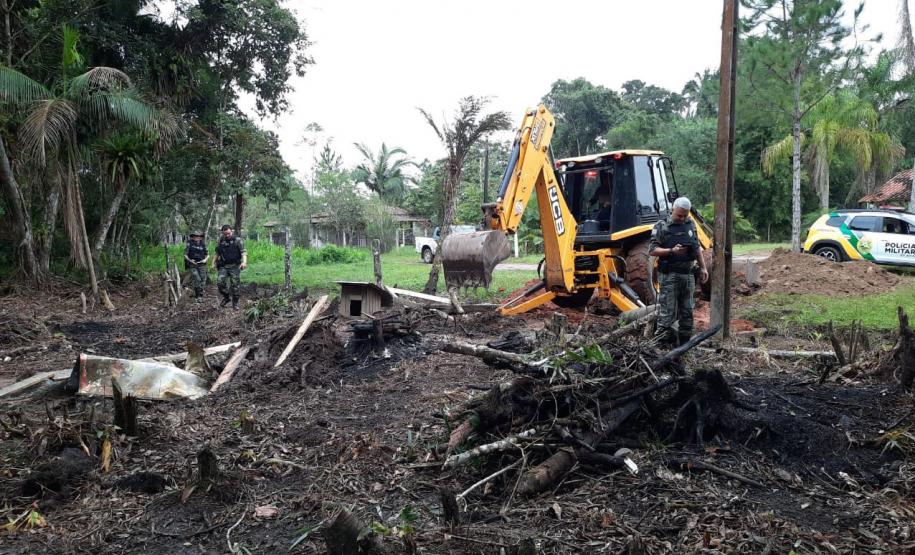 ÁREA DESMATADA CO TRATOR APREENDIDO
