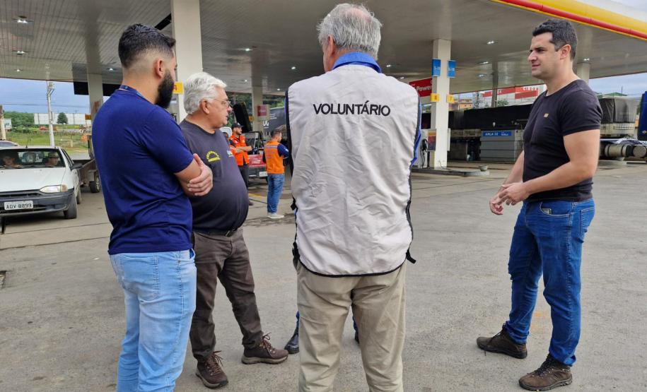 VOLUNTARIOS DEBATENDO