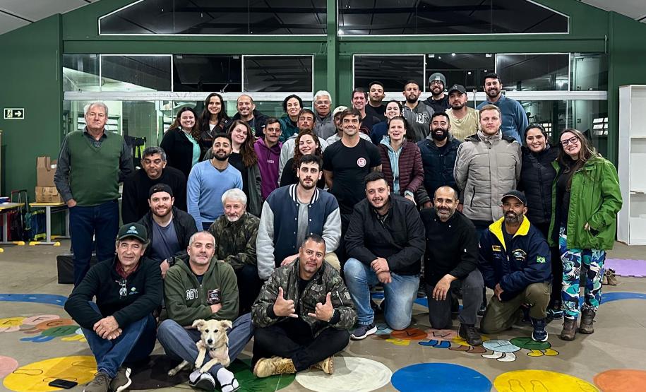 VOLUNTÁRIOS POSANDO PARA FOTO