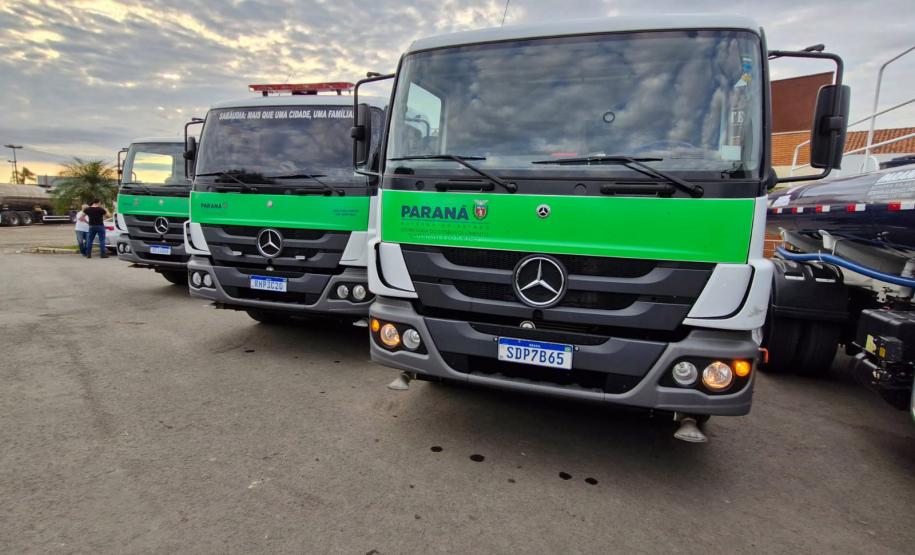 CAMINHÕES ENFILEIRADOS