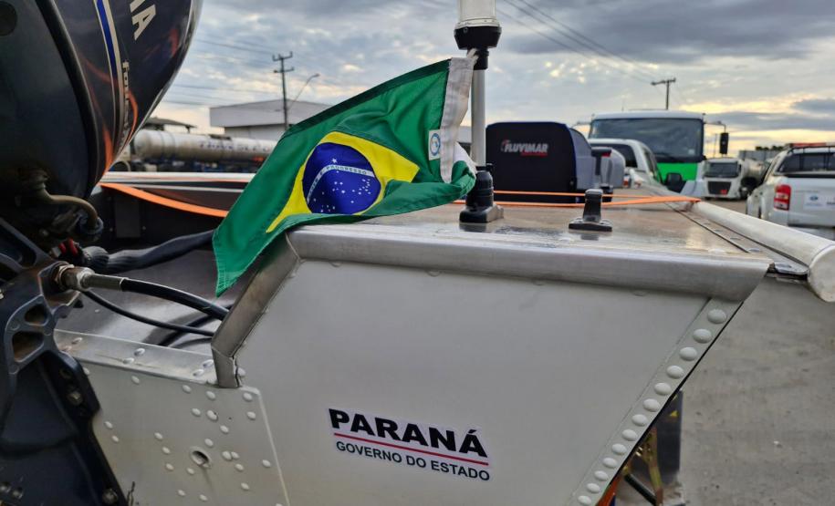 BARCO DO PARANÁ COM BANDEIRA DO BRASIL