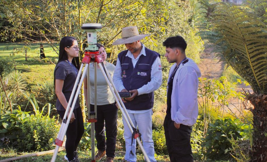 técnicos realizando medições