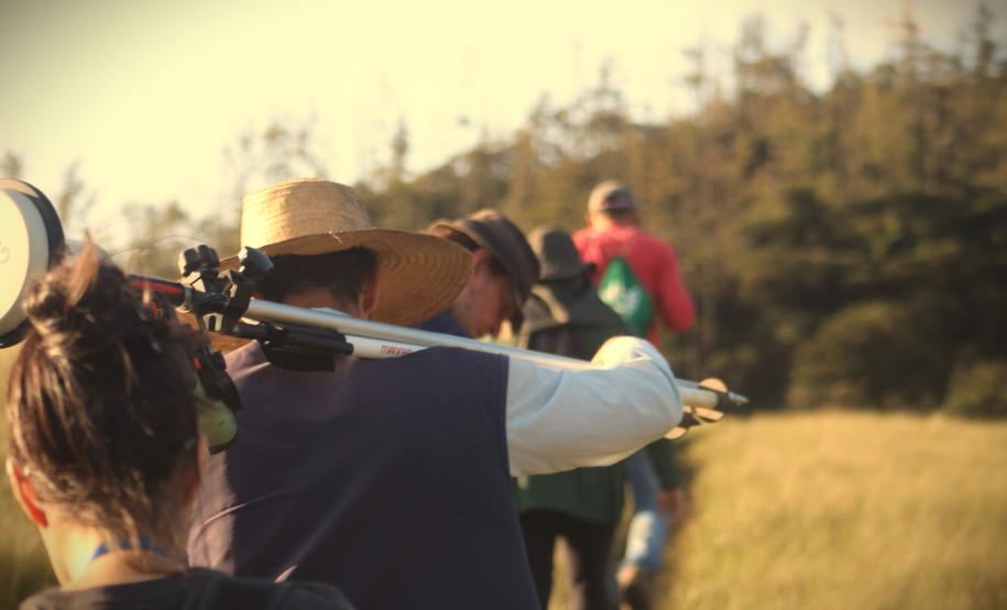 técnicos da diget carregando equipamentos para a tarefa