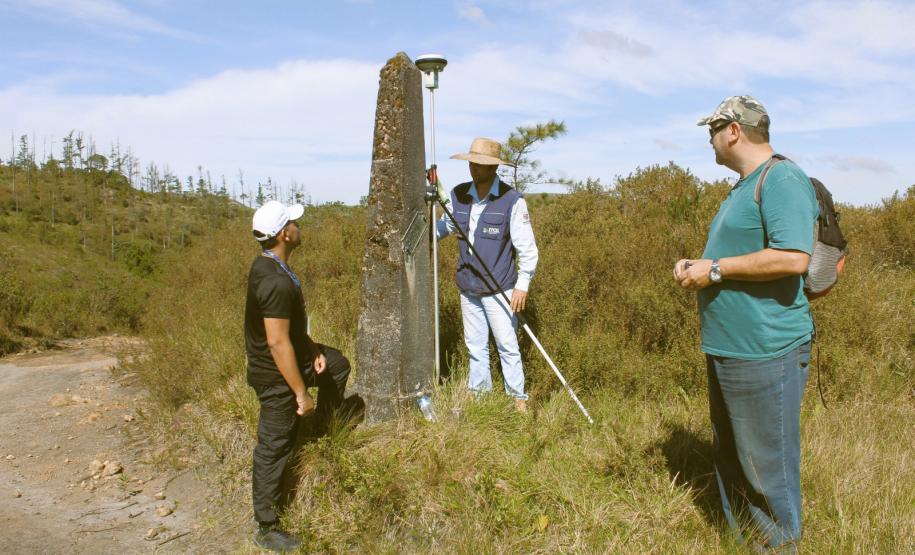 técnicos realizando medições