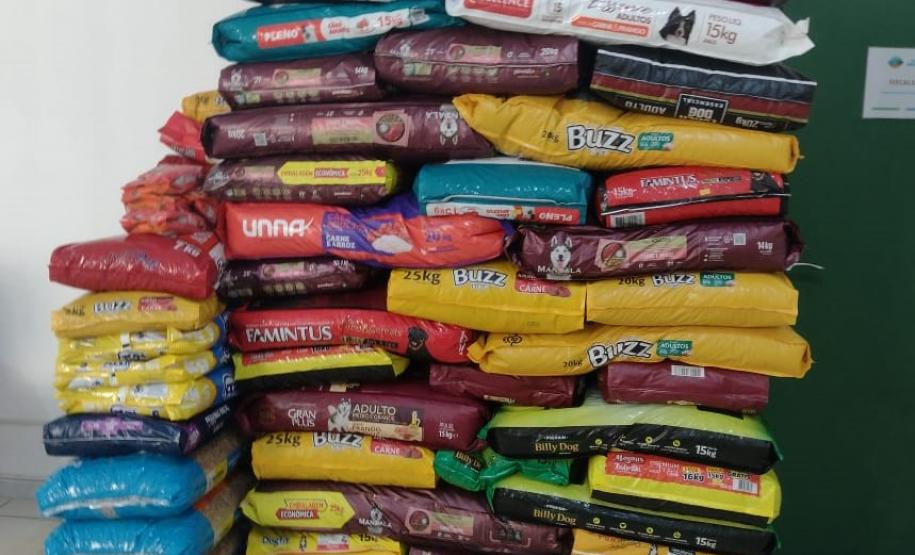 Foto de pilhas de produtos doados