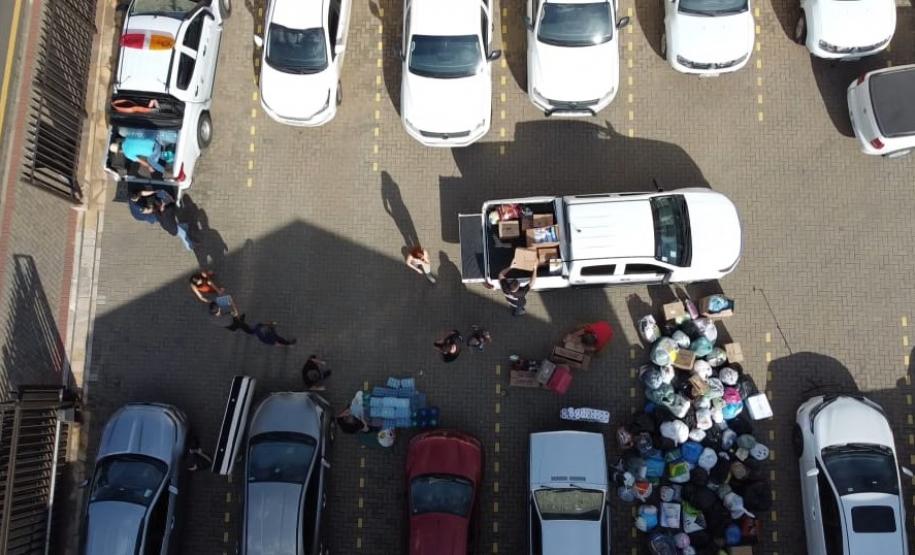 Fotos de caminhonetes carregadas com produtos doados