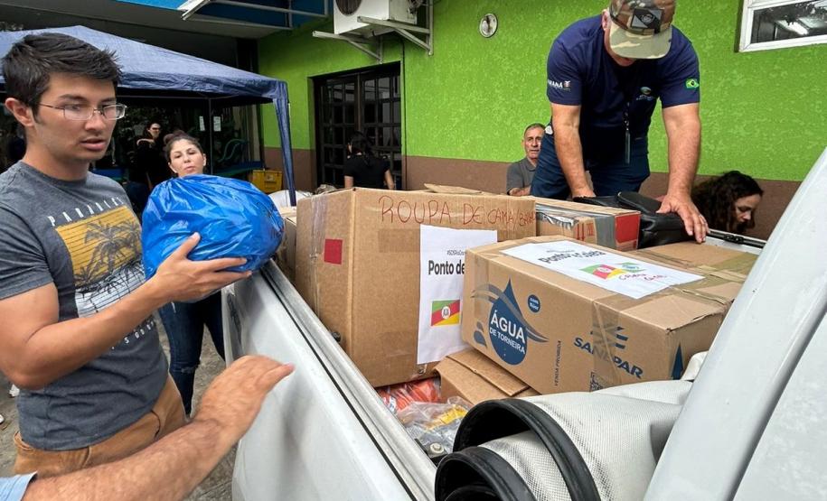 Foto de voluntários arrecadando doações