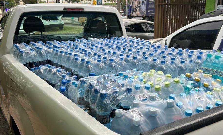 Fotos de caminhonetes carregadas com produtos doados