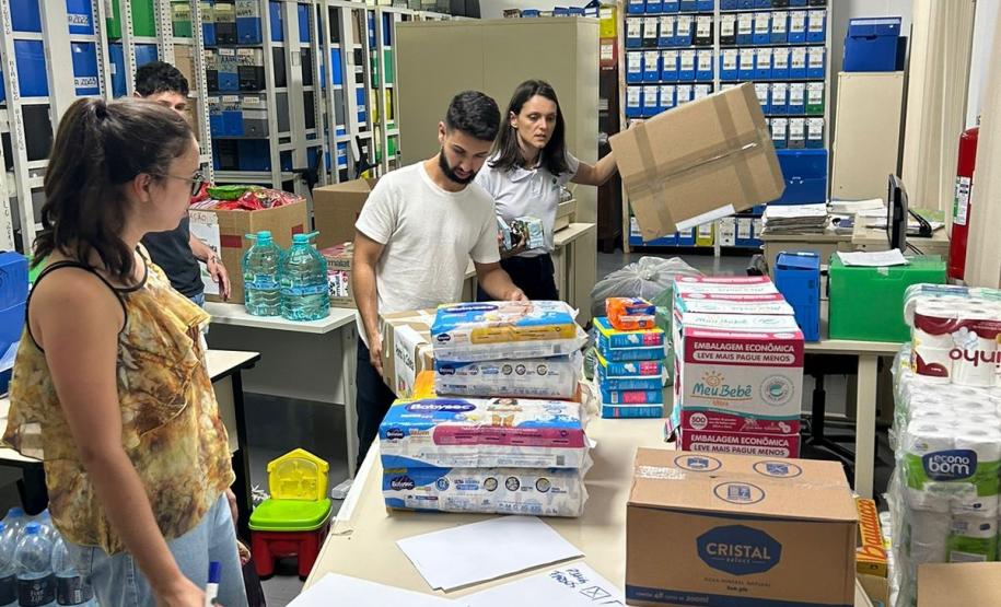 Foto de voluntários arrecadando doações