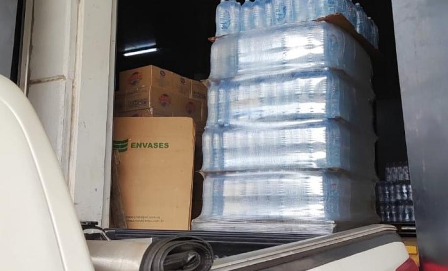 Foto de pilhas de produtos doados