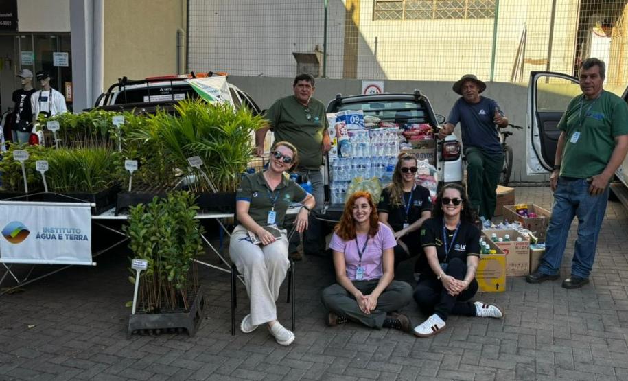 Foto de voluntários arrecadando doações