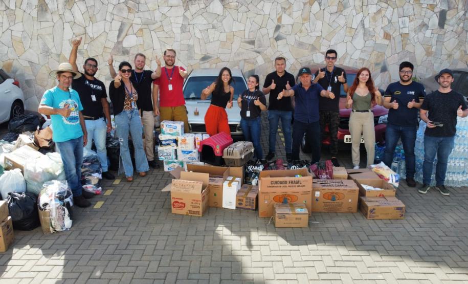 Foto de voluntários arrecadando doações