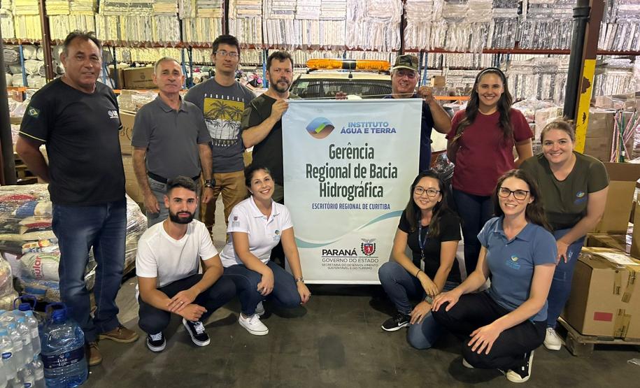 Foto de voluntários arrecadando doações