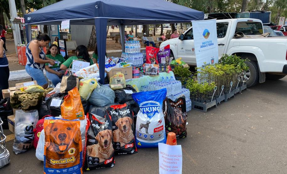 Foto de voluntários arrecadando doações