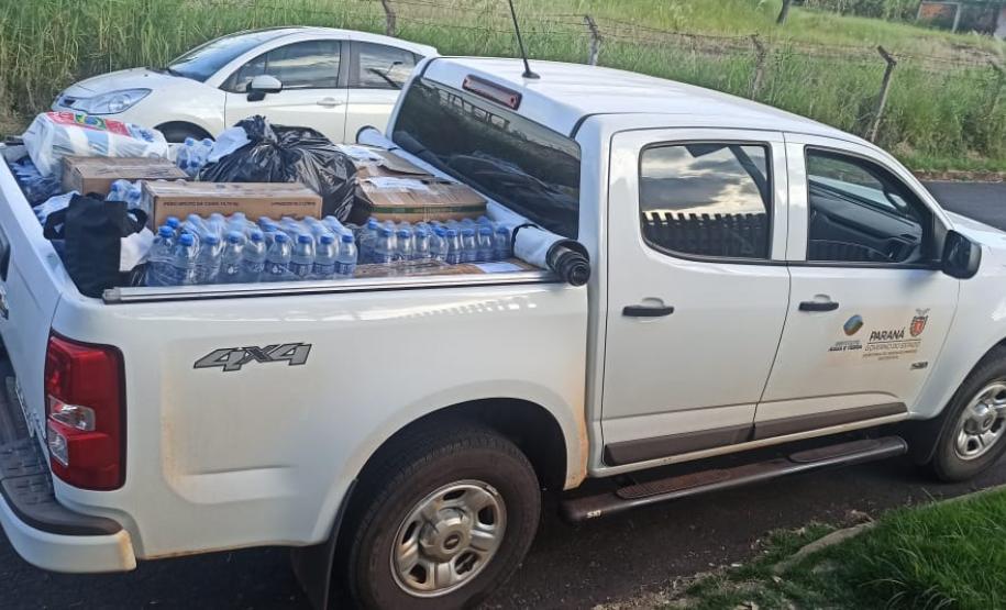 Fotos de caminhonetes carregadas com produtos doados